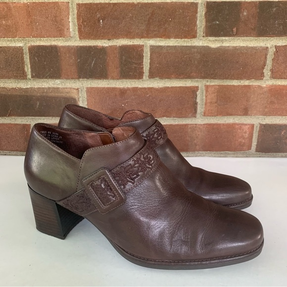 Clarks Brown Leather Block Heel Slip On Shoes US 8 M. In great condition. Y191 - Picture 1 of 9